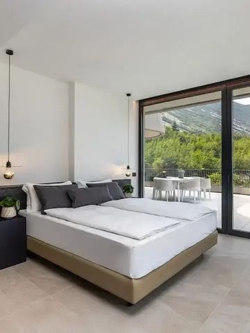 Geräumiges Schlafzimmer mit Doppelbett und großem Fenster zur Terrasse