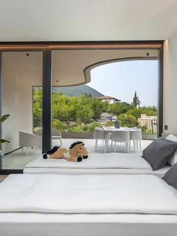 Gemütliches Zimmer mit Balkon und Blick auf den Garten