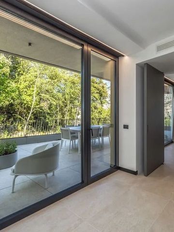 Große Terrasse mit Sitzecke und Blick ins Grüne