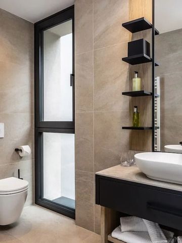 Badezimmer mit Fenster und modernem Waschbecken