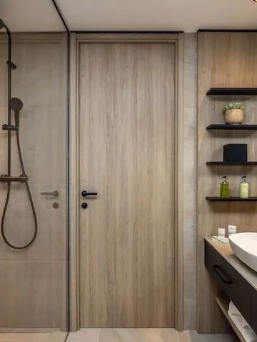 Badezimmer mit Regendusche und Holzdetails