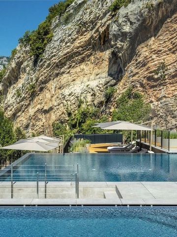 Infinity-Pool mit atemberaubender Gebirgskulisse im Hintergrund