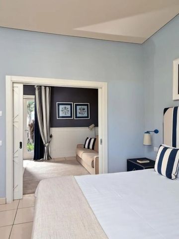 Elegantes Hotelzimmer mit blau-weißen Akzenten