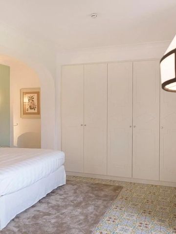 Helles Schlafzimmer mit kunstvoll gestalteten Fliesen und stilvollen Details