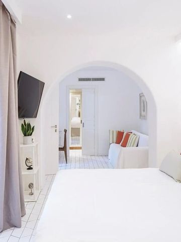 Helles Hotelzimmer mit großen Fenstern und modernen Möbeln