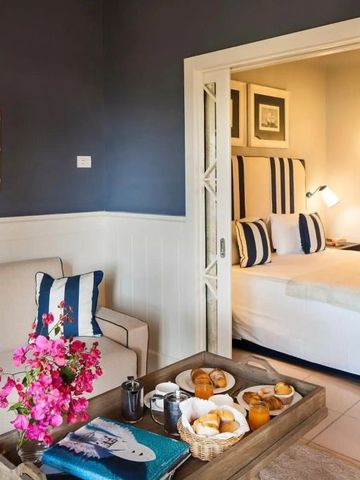 Gemütliche Suite mit separatem Wohn- und Schlafbereich und frischen Blumen