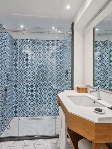 Modernes Badezimmer mit großem Duschbereich und stilvollen Fliesen