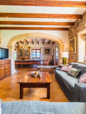 Wohnecke mit Holzmöbeln und stilvollem Ambiente in Can Alomar Mallorca