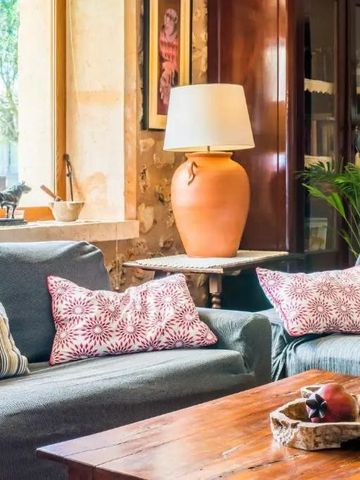 Detailaufnahme von Sofakissen und Dekor im Can Alomar Mallorca