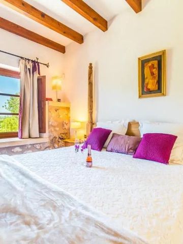 Helles Schlafzimmer mit Holzbalken und eleganter Dekoration