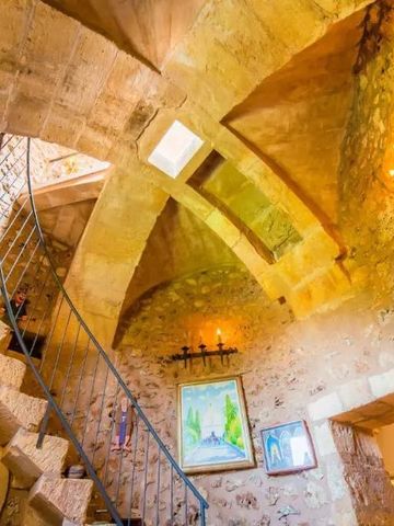 Historisches Steingewölbe mit kunstvoller Treppe in einem eleganten Ambiente