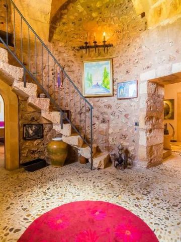 Gemütlicher Eingangsbereich mit Steintreppe und dekorativen Elementen