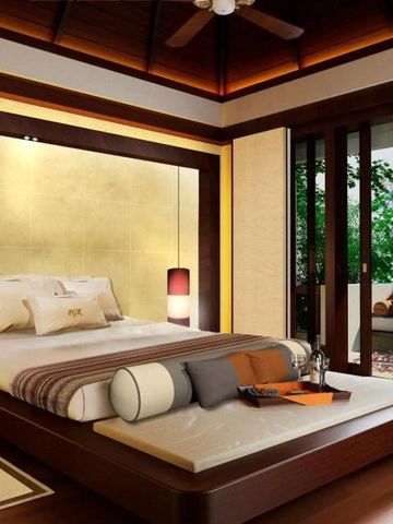 Luxuriöses Schlafzimmer mit Balkonblick und stilvoller Beleuchtung