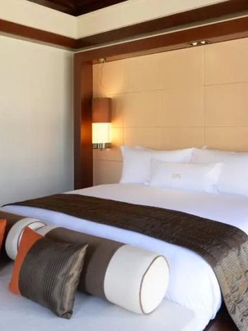 Edles Hotelzimmer mit modernem Design und eleganter Dekoration