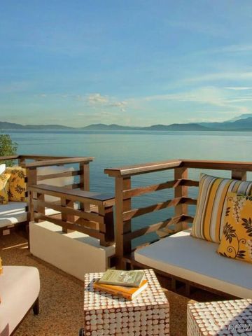 Terrasse mit gemütlichen Sitzgelegenheiten und Blick auf das Meer und die Berge