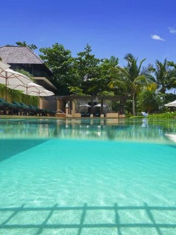 Infinity-Pool im Gaya Island Resort umgeben von tropischer Vegetation