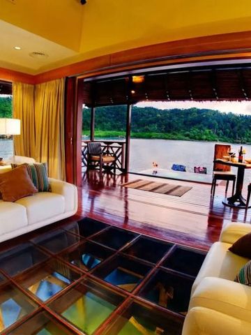 Offene Villa mit Blick auf das Wasser und luxuriöser Einrichtung