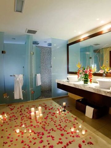 Luxuriöses Badezimmer mit Rosenblättern und Kerzen