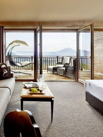 Offene Suite mit Balkon und Blick auf die Berge.