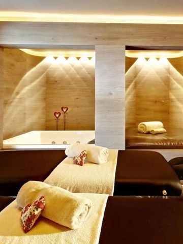 Spa-Bereich mit entspannendem Ambiente und luxuriösen Liegen.