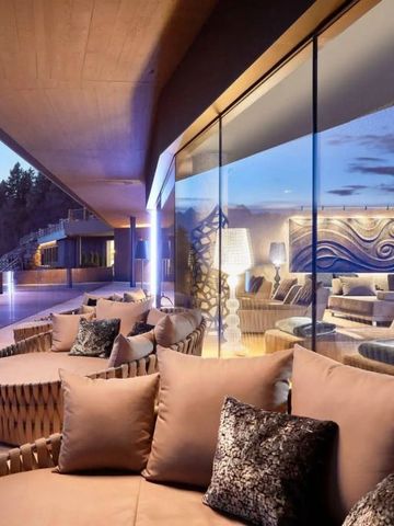 Moderne Terrasse mit stilvollem Outdoor-Lounge-Bereich bei Nacht.