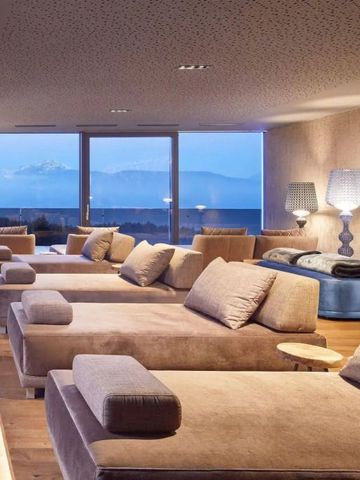 Lichtdurchfluteter Entspannungsbereich mit gemütlichen Sofas und Panoramablick
