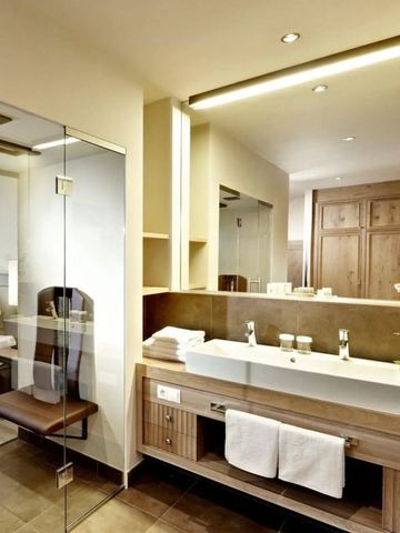 Modernes Badezimmer mit Doppelwaschbecken und gläserner Dusche