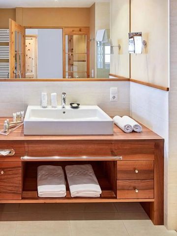 Badezimmer mit großer Waschbeckenfläche und eleganter Dusche