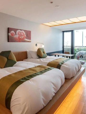 Zweibettzimmer mit japanischem Design und großem Fenster mit Blick ins Grüne