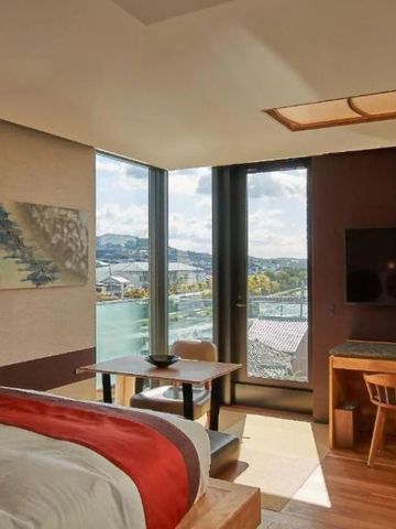 Sonnendurchflutetes Zimmer mit modernem Design und Stadtblick