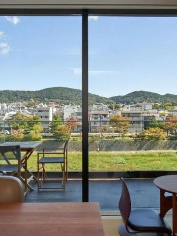 Geräumiger Loungebereich mit Panoramablick auf Kyoto und umliegende Berge