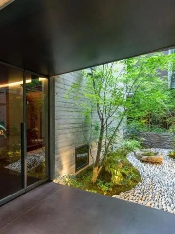 Moderner Innenhof mit Zen-Garten und minimalistischer Gestaltung