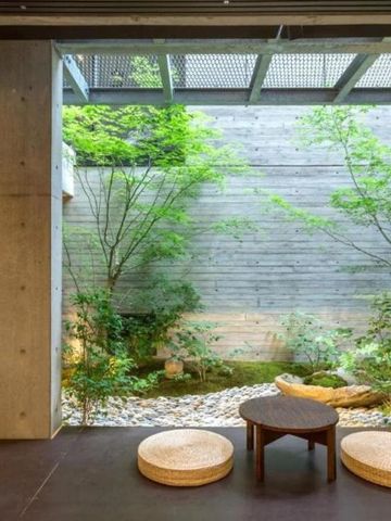 Loungebereich mit modernen Möbeln und Blick auf den Zen-Garten