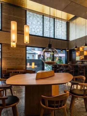 Elegante Hotelbar mit stilvollem Holzdekor und moderner Beleuchtung