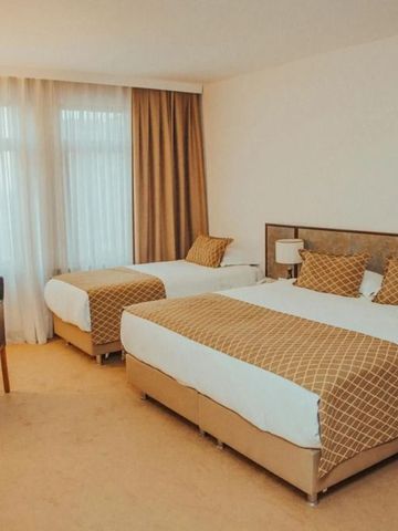 Gemütliches Doppelzimmer mit zwei Einzelbetten und stilvollen Dekorationen.