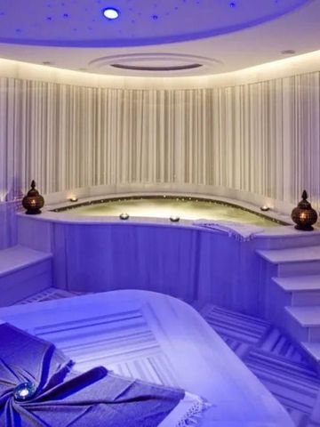 Luxuriöser Spa-Bereich mit Whirlpool und stimmungsvoller Beleuchtung