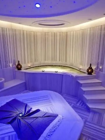 Moderner Spa-Bereich mit beruhigender Atmosphäre und Whirlpool
