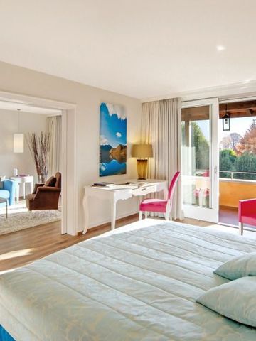 Helles Zimmer mit getrenntem Wohnbereich und Balkon mit Gartenblick