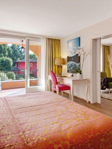 Geräumiges Zimmer mit Balkon und Blick auf grüne Umgebung