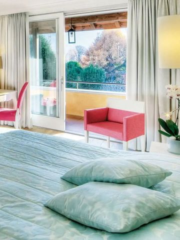 Modernes Zimmerdesign mit großem Bett und Balkon mit Ausblick