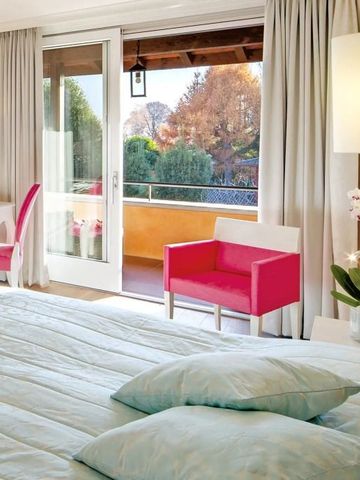 Helles Schlafzimmer mit direktem Zugang zu einem Balkon und stilvoller Einrichtung