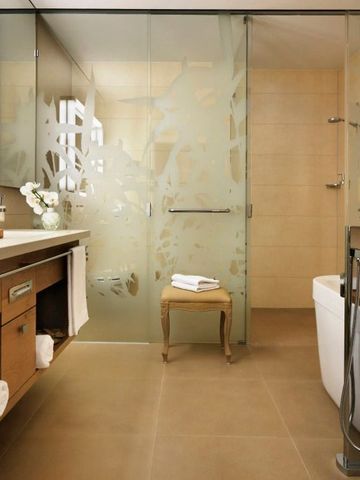 Luxuriöses Badezimmer mit gläserner Trennwand und modernem Design