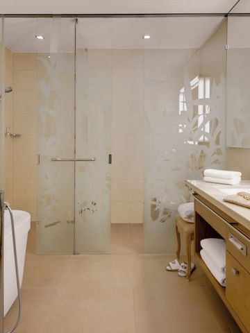 Elegantes Badezimmer mit Doppelwaschbecken und gläserner Dusche