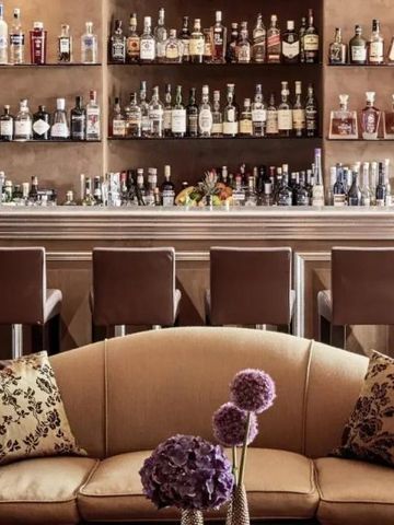 Elegante Hotelbar mit großer Auswahl an Spirituosen und stilvoller Einrichtung