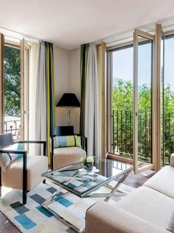 Heller Wohnbereich mit großen Fenstern und Blick auf die Natur