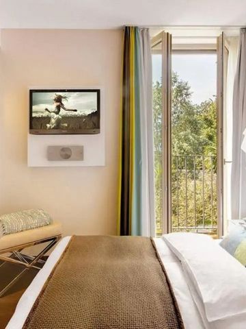 Modernes Schlafzimmer mit großem Fenster und stilvollem Design