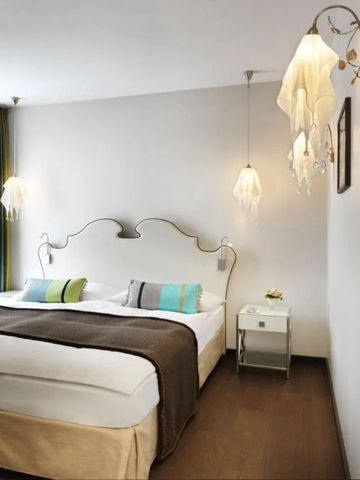 Gemütliches Doppelzimmer mit eleganter Beleuchtung und modernem Design