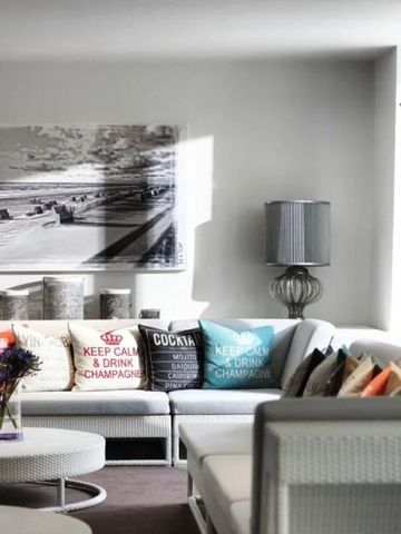 Lichtdurchflutete Lounge mit stilvoller Dekoration und moderner Kunst