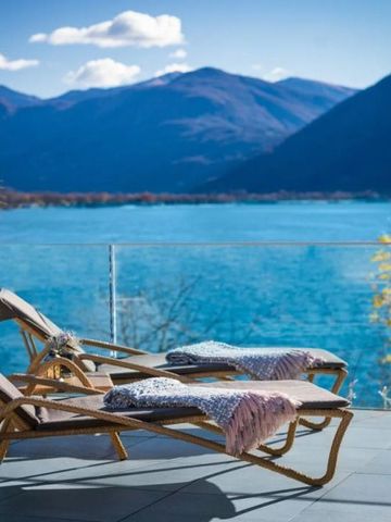 Zwei Liegen auf einer Terrasse mit Seeblick und Bergkulisse