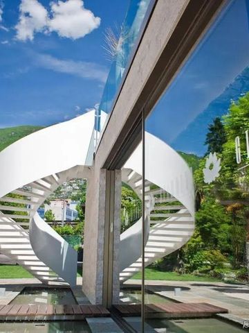 Moderne Architektur mit einzigartiger spiralförmiger Treppe